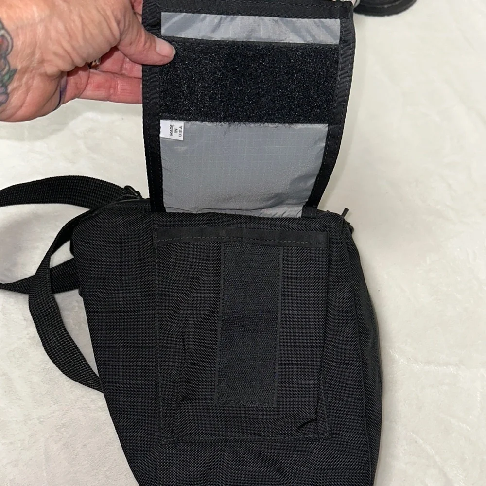 Compact Black Messenger Bag with Durable Fabric